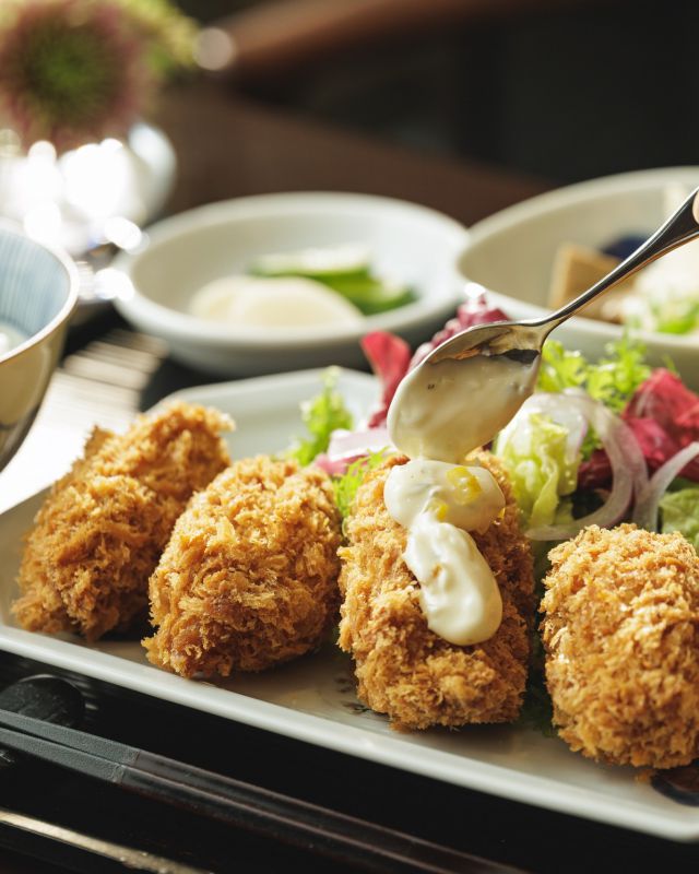 .
日本各地の食材にフォーカスする「Kitano Finds Japan」、5月末まで＜広島＞をテーマに開催中です。

身の厚い牡蠣フライを瀬戸内レモンたっぷりのタルタルソースでどうぞ。

A dish focused on Hiroshima ingredients. 

Fried oysters from Hiroshima Bay are served with Setouchi lemon flavored tartar sauce.

#thekitanohoteltokyo
#ザキタノホテル東京
#kitanohoteltokyo
#キタノホテル東京

#relaischateaux
#ルレエシャトー

#ForComfort
#快適さを求めて

#Kitanofindsjapan 

#TeaLoungeKafu
#ティーラウンジ佳風

#TakeshiKamo
#加茂健

#hiroshima 
#広島 

#localingredientsofjapan 
#日本各地の優れた食材

#oyster 
#牡蠣 

#hiroshimabay 
#広島湾 

#setouchilemon 
#瀬戸内レモン 

#カキフライ御膳