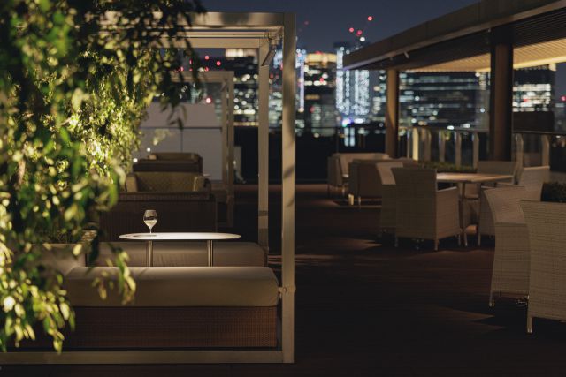 .
夜景に都会の風が吹き抜けて。

1週間のフィナーレを飾る一杯を。

Wrap up the week under the stars — with skyline views and a glass in hand.

#thekitanohoteltokyo
#ザキタノホテル東京
#kitanohoteltokyo
#キタノホテル東京

#relaischateaux
#ルレエシャトー

#ForComfort
#快適さを求めて

#rooftopbar
#ルーフトップバー

#kitanoarmslounge
#キタノアームスラウンジ

#大人の隠れ家