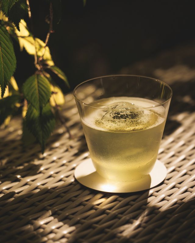 .
オリジナルカクテル「若葉」は日本茶がモチーフ。

まろやかなうまみをすっきりとした印象に。

Our original cocktail ＜Wakaba＞ is inspired by Japanese Green Tea. 

#thekitanohoteltokyo
#ザキタノホテル東京
#kitanohoteltokyo
#キタノホテル東京

#relaischateaux
#ルレエシャトー

#ForComfort
#快適さを求めて

#rooftopbar
#ルーフトップバー

#kitanoarmslounge
#キタノアームスラウンジ

#originalcocktail 
#オリジナルカクテル 

#wakaba 
#若葉

#kitanofindsjapan 
#localingredientsofjapan 
#日本各地の優れた食材

#saga 
#佐賀 

#japanesegreentea 
#うれしの茶 

#gin 
#ジン 
#酒粕